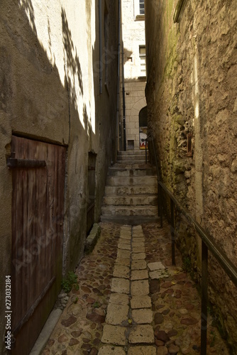 Escaliers étroits et ombragé entre deux vieux murs en pierres dans le quartier médiéval de Périgueux en Dordogne