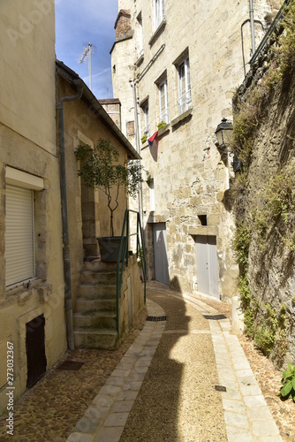 Rue ou ruelle typique en pente r  cemment restaur  e entre les vieux murs du centre historique de P  rigueux en Dordogne