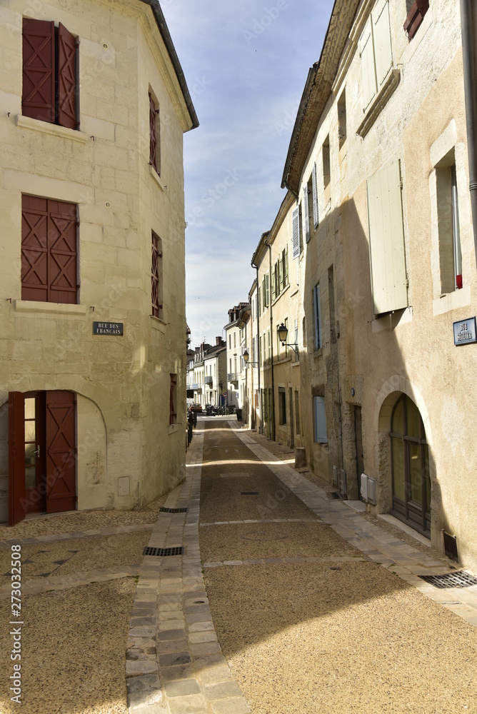 Obraz premium L'une des ruelles ombragées et restaurées au centre historique de Périgueux en Dordogne