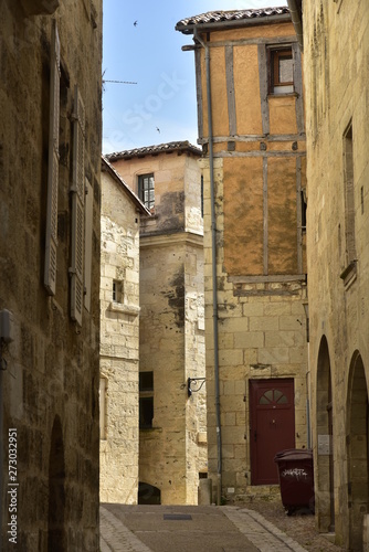 Fototapeta Naklejka Na Ścianę i Meble -  Impasse et ruelle sombres entre les vieux murs dans la quartier médiéval de Périgueux en Dordogne