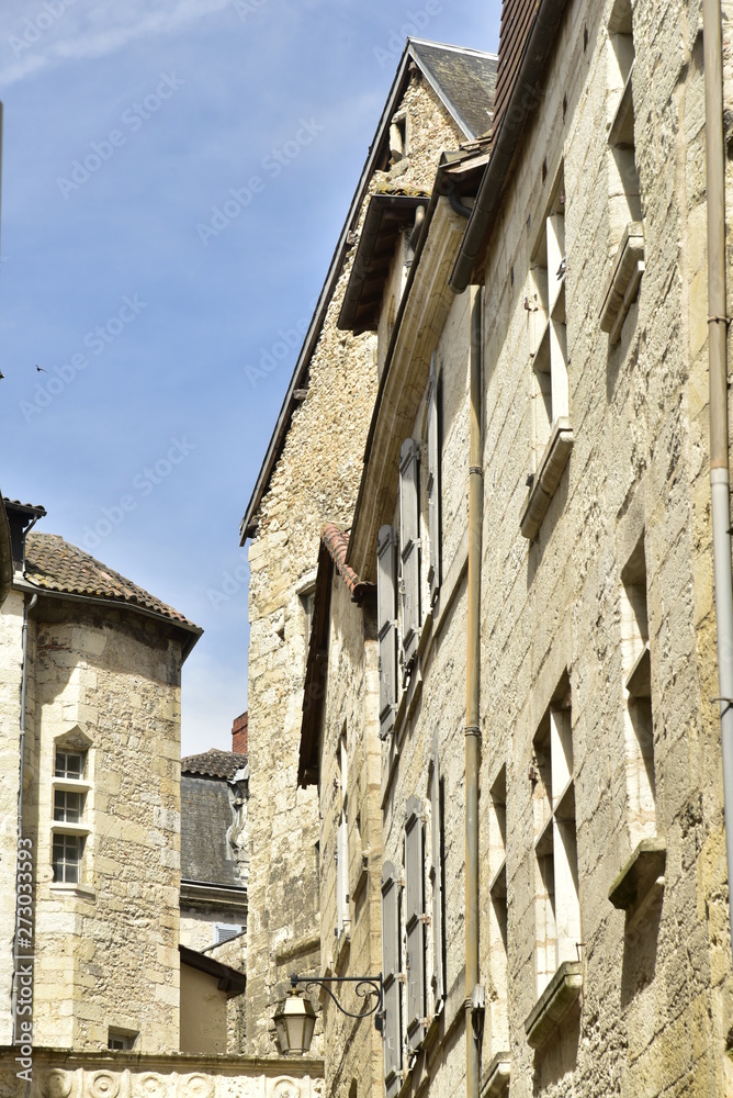 L’architecture typique en pierres ou en colombages des bâtisses dans le centre médiévale de Périgueux en Dordogne