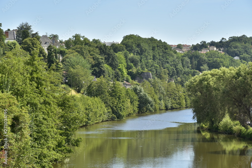 L'Isle entre deux talus verdoyants en amont du centre historique de Périgueux en Dordogne