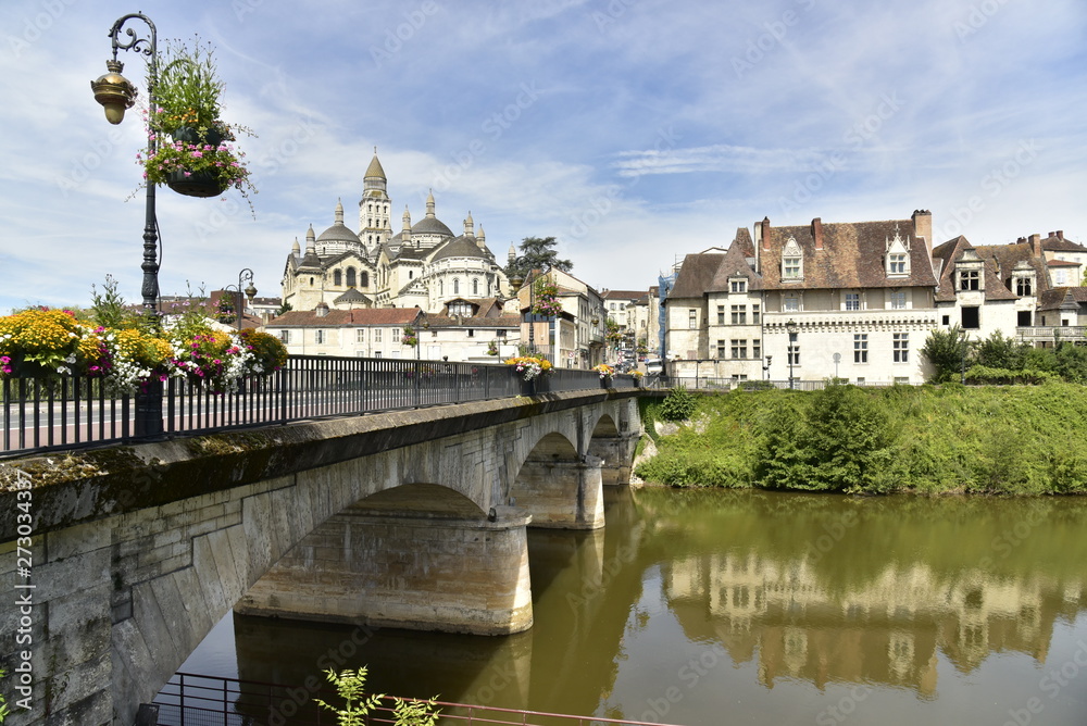 Le Pont des Barris et l'imposante cathédrale St-Front au centre historique de Périgueux en Dordogne