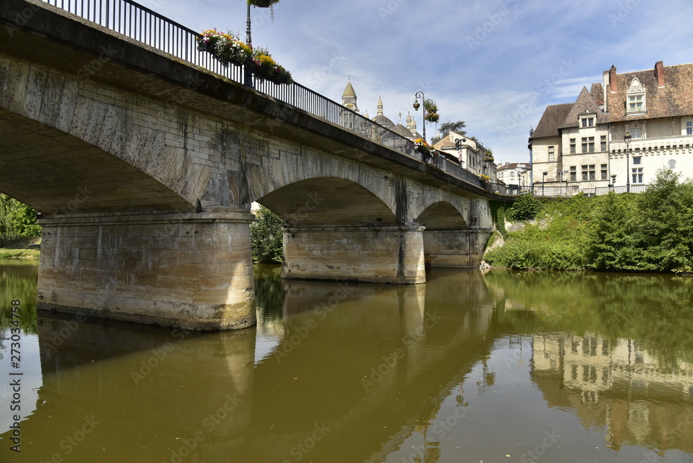 Les piles du pont des Barris traversant l'Isle devant le centre historique de Périgueux en Dordogne Les piles du pont des Barris traversant l'Isle devant le centre historique de Périgueux en Dordogne