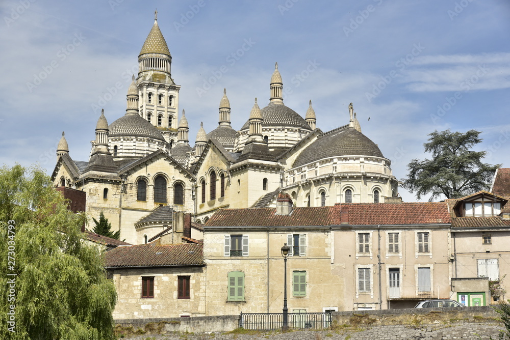 L'imposante cathédrale St-Front avec ses dômes au centre historique de Périgueux en Dordogne