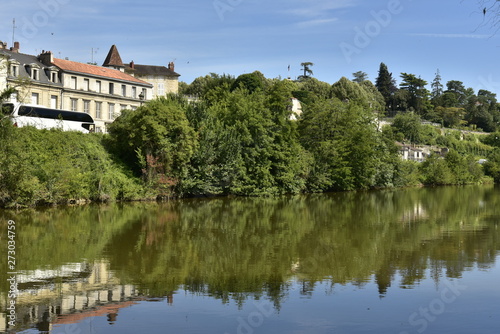 Végétation se reflétant dans l'Isle le long du centre historique de Périgueux en Dordogne © Photocolorsteph