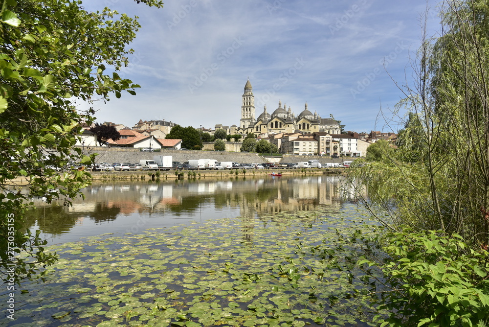 Nénuphars et reflet dans l'Isle en face du centre historique de Périgueux en Dordogne