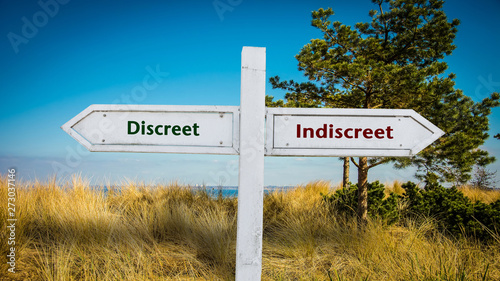 Fotografie Street Sign Discreet versus Indiscreet