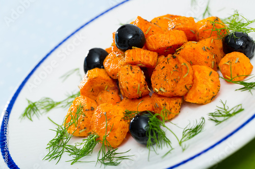 Photo Glazed carrots with dill