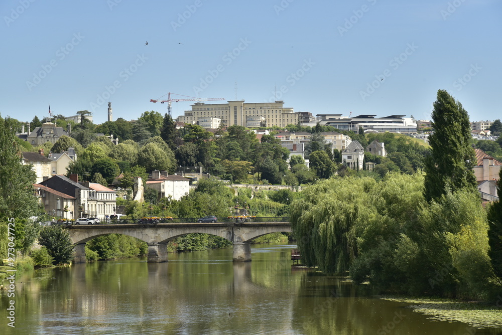 L'Isle et le pont de Barris dans la vallée verdoyante urbanisée à Périgueux en Dordogne