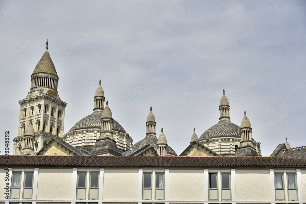 Les dômes de l'imposante cathédrale St-Front émergeant d'un bâtiment récent au centre historique de Périgueux en Dordogne