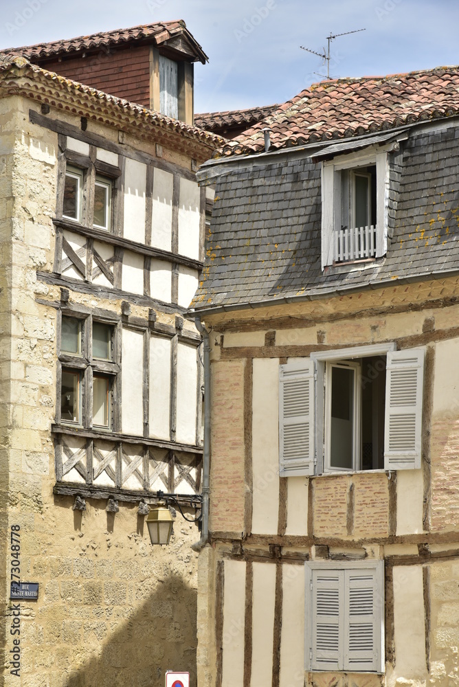 Façades typiques en colombages au centre ville historique de Périgueux en Dordogne Façades typiques en colombages au centre ville historique de Périgueux en Dordogne