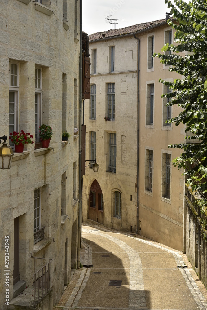 Obraz premium Ruelle entre les vieux murs en pierres et historiques au centre ville médiévale de Périgueux en Dordogne