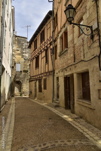 Façades typiques en colombages au centre ville historique de Périgueux en Dordogne  © Photocolorsteph