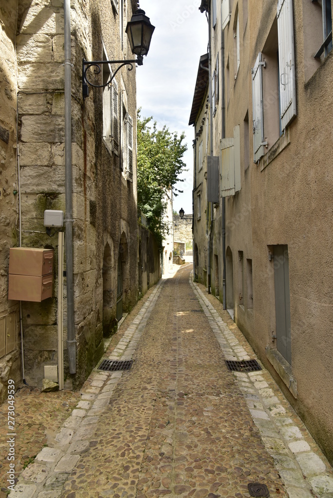 Ruelle entre les vieux murs en pierres et historiques au centre ville médiévale de Périgueux en Dordogne