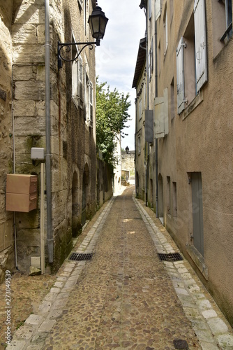 Ruelle entre les vieux murs en pierres et historiques au centre ville médiévale de Périgueux en Dordogne © Photocolorsteph