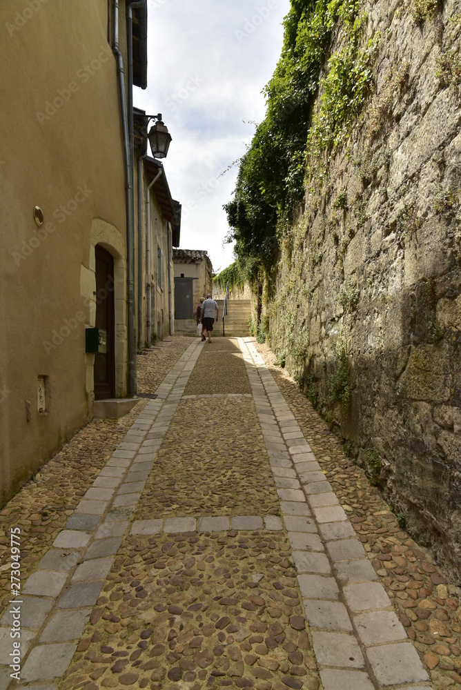 Ruelle entre les vieux murs en pierres et historiques au centre ville médiévale de Périgueux en Dordogne