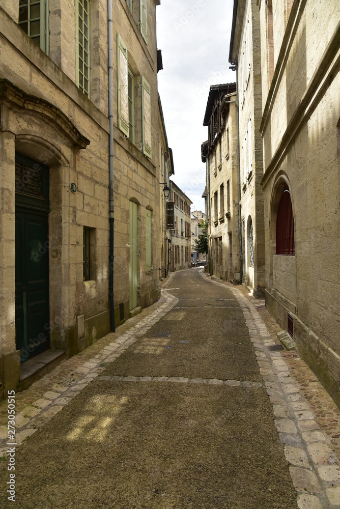 Ruelle typique dans le quartier médiéval de Périgueux en Dordogne