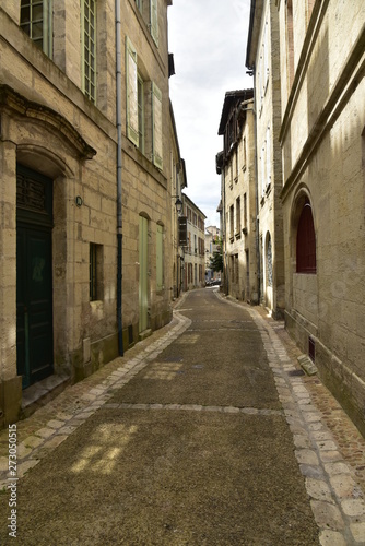 Ruelle typique dans le quartier m  di  val de P  rigueux en Dordogne