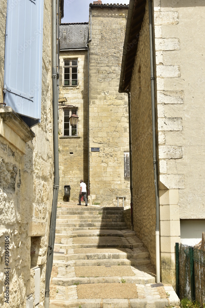 Rue en escaliers dans le centre médiéval de Périgueux en Dordogne