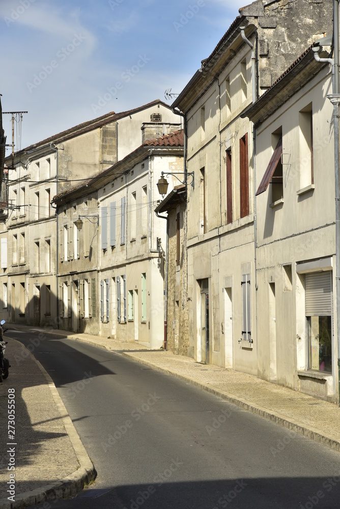 L'une des rues typiques du Périgord Vert au village de Mareuil 