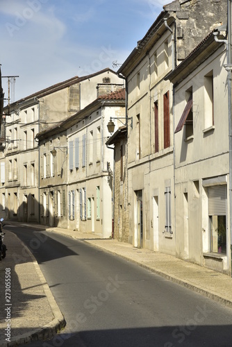 L'une des rues typiques du Périgord Vert au village de Mareuil  © Photocolorsteph