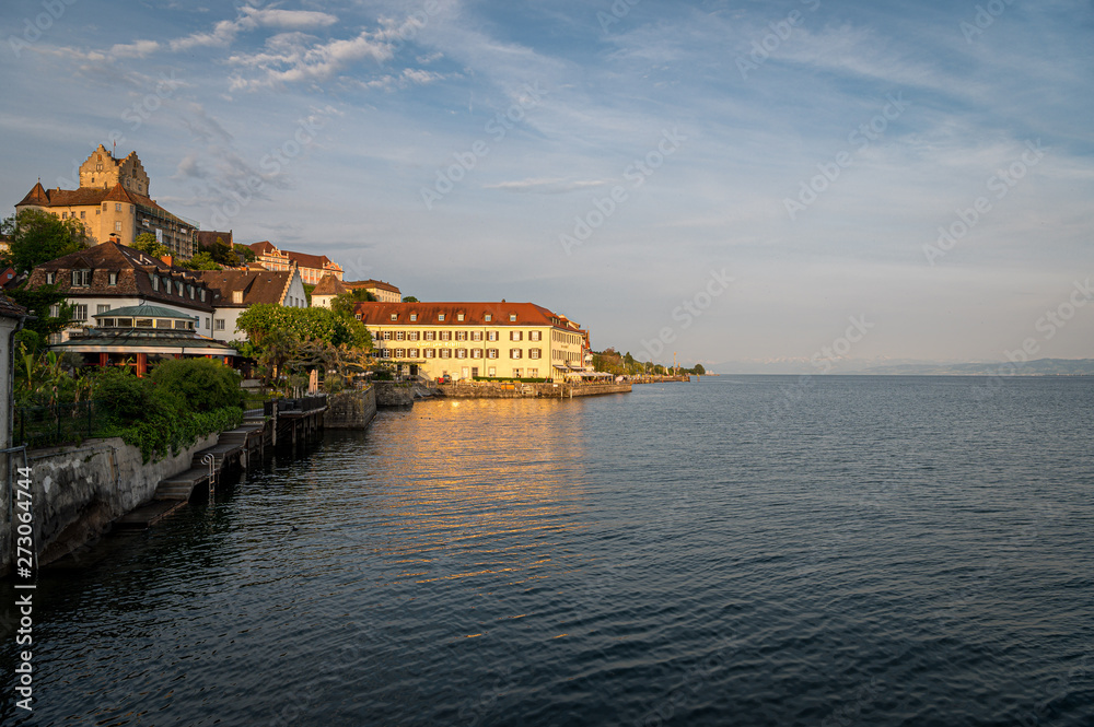 Blick auf Meersburg und Bodensee im Abendlicht 