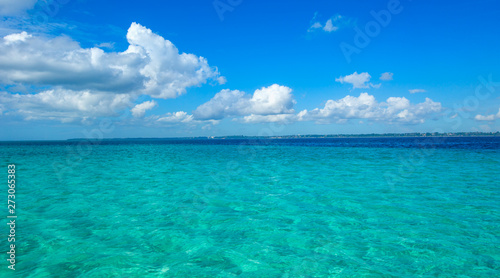 Fototapeta Naklejka Na Ścianę i Meble -  Beautiful sky and blue sea