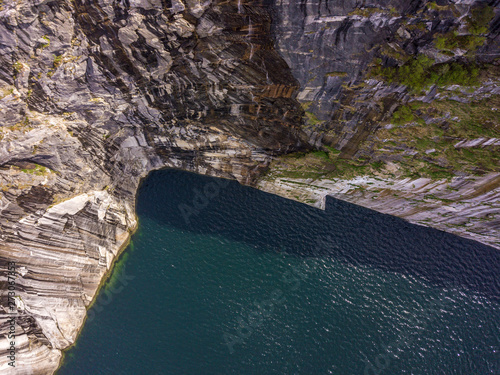 Luftaufnahme einer Steilklippe im Skjerstadfjord photo