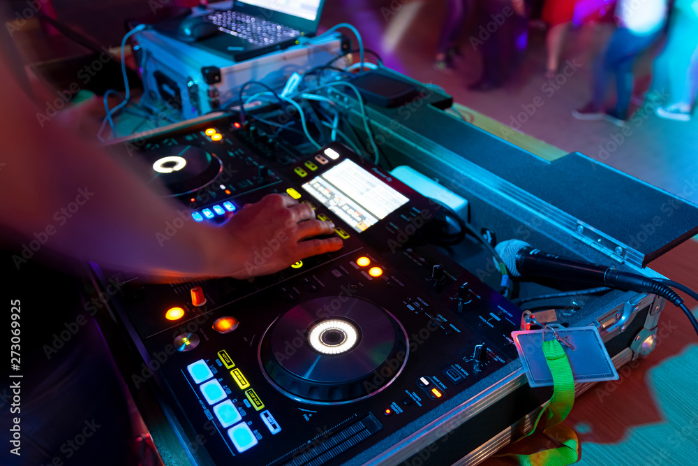 Sprzęt sterujący DJ, impreza taneczna - obrazy, fototapety, plakaty 
