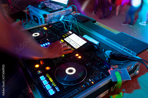 Sprzęt sterujący DJ, impreza taneczna