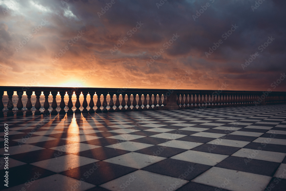 terrazza con pavimento a scacchi