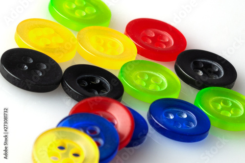 botones de colores, verde, rojo, azul, amarillo y negro, sobre fondo blanco