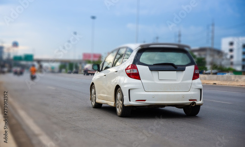 Car driving on highway road,รถยนต์บนถนนทางด่วนบนเส้นทาง © Suriyo