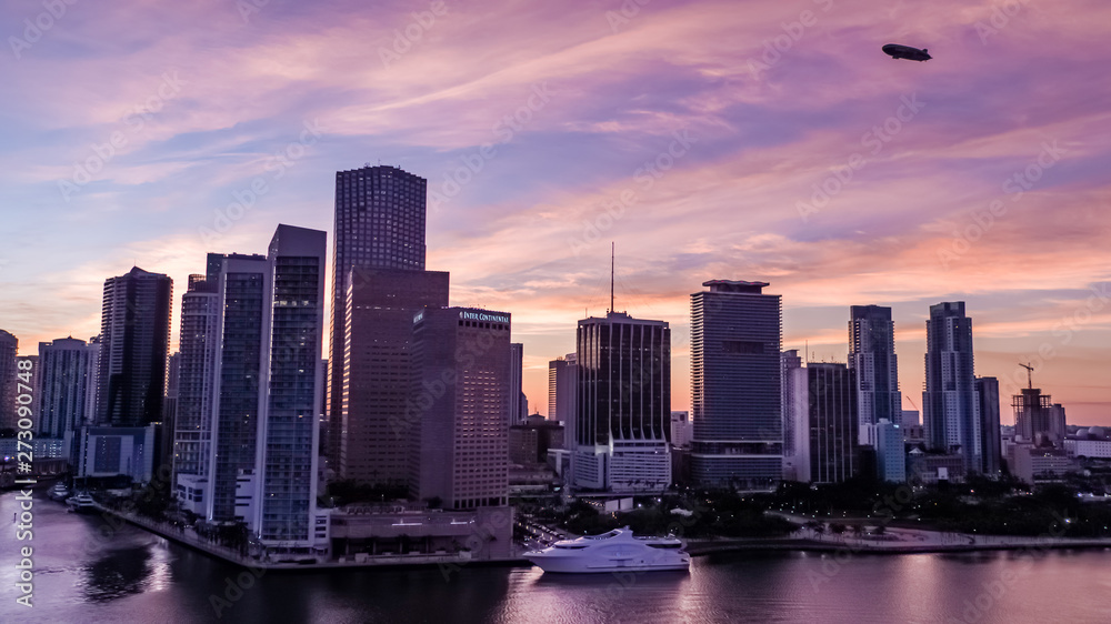 Fototapeta premium Beautiful Sunset in Miami Downtown From the Bay