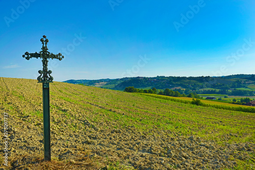 Campo di campagna con vecchia croce.