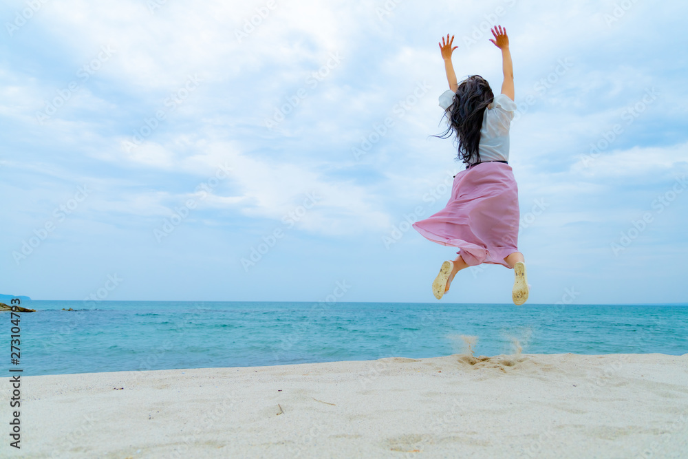海　女性モデル　夏だ！！　ジャンプ