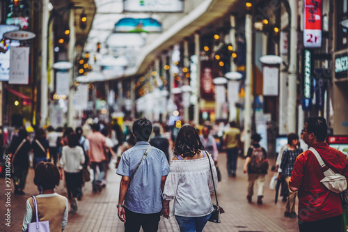 神戸の街を歩く人々 © beeboys