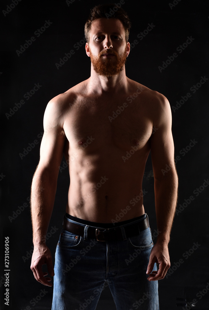 Retrato del hombre sin camisa y con el fondo negro. Retrato del hombre sin camisa y con el fondo negro.