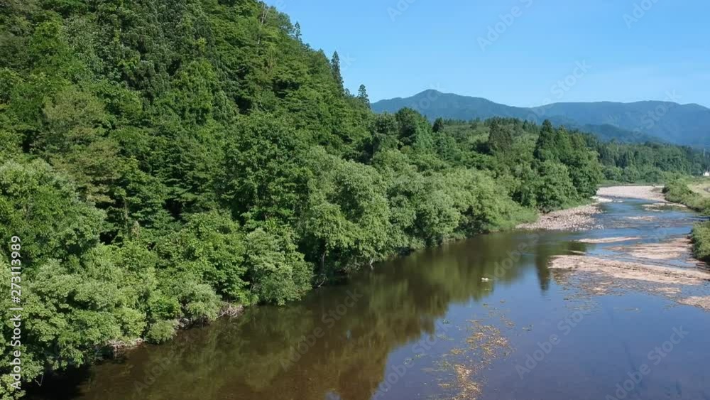 空撮した日本の風景 6月 山と川 青空 空撮した日本の風景 6月 山と川 青空