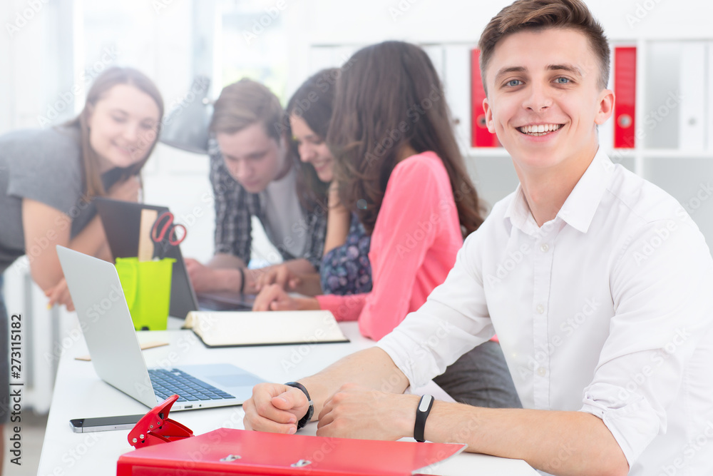 Obraz premium Advertising teamwork people concept. Partnership