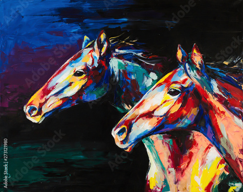 Olejny portret konia w wielokolorowych odcieniach. Koncepcyjne malarstwo abstrakcyjne koni. Zbliżenie obrazu olejem i szpachlą na płótnie.