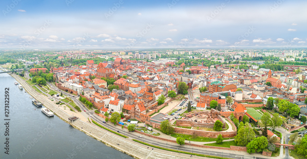 Toruń stare miasto - Panorama z lotu ptaka.  Krajobraz z powietrza z rzeką Wisłą i  ruinami zamku krzyżackiego.