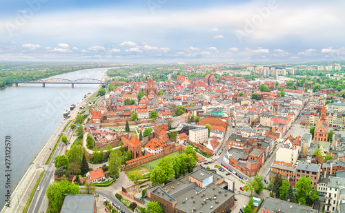 Toruń z lotu ptaka - krajobraz starego miasta z rzeką Wisłą.  Panorama miasta z widocznym zamkiem krzyżackim.