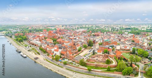Toruń stare miasto - Panorama z lotu ptaka. Krajobraz z powietrza z rzeką Wisłą i ruinami zamku krzyżackiego.