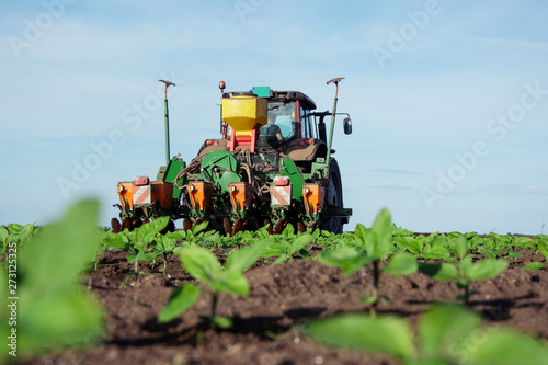 Φωτογραφία Farmer seeding crops at field