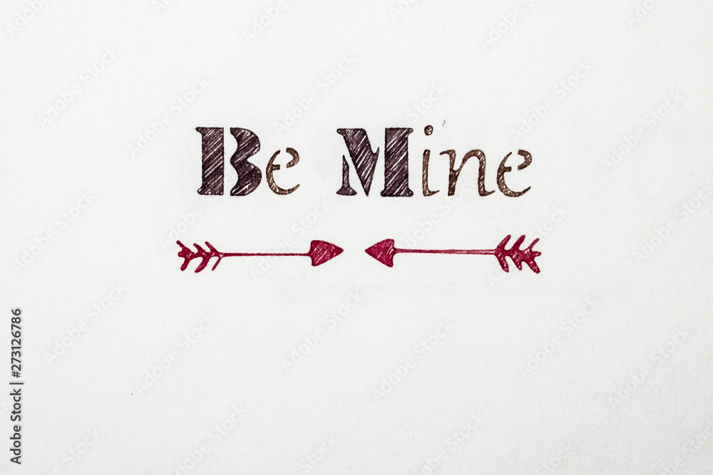 Message d'amour fait main, écriture be mine et flèches Message d'amour fait main, écriture be mine et flèches