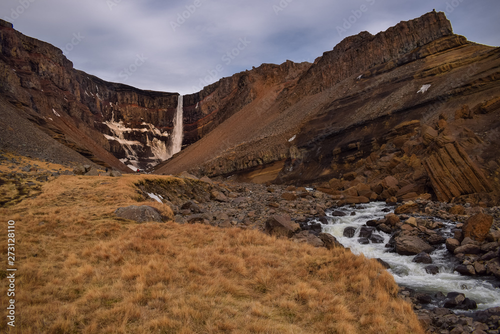 Obraz premium Iceland natural landscape in winter with snowy mountains and a nice river.