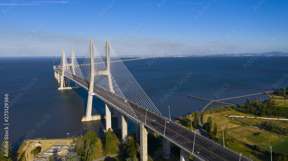 Fototapeta premium Zdjęcie lotnicze mostu Vasco da Gama, Lizbona, Portugalia. Widok na Lizbonę