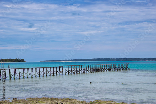 Fototapeta Naklejka Na Ścianę i Meble -  wooden pier in a tropical beach in maratua island